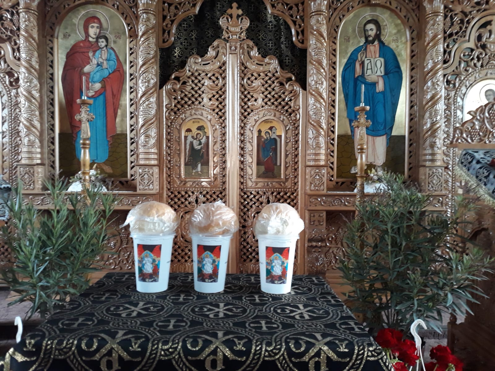 Sfintele Paști se împart la domiciliu sâmbătă, de la ora 8 dimineața, de către voluntari