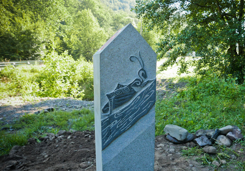 19 borne sculptate au fost montate în Ibănești, pe Via Transilvanica