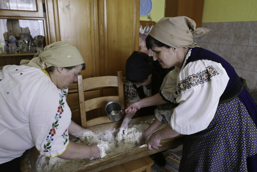 Pregătiri pentru Sfintele Paști. Pregătirea bucatelor tradiționale